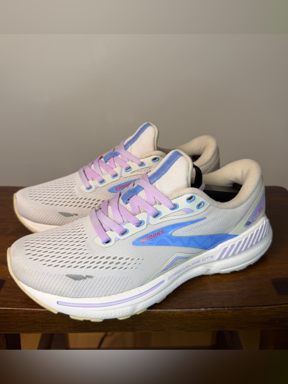 Brooks Adrenaline GTS 23 Womens 7.5 B Parchment White Vista Running Shoes